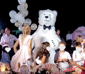 The White Polar Bear came to the wedding to deliver the gift to the bride and groom. Gift Delivery. Wedding gift. Polar bear surprise. White Polar Bear at the wedding.